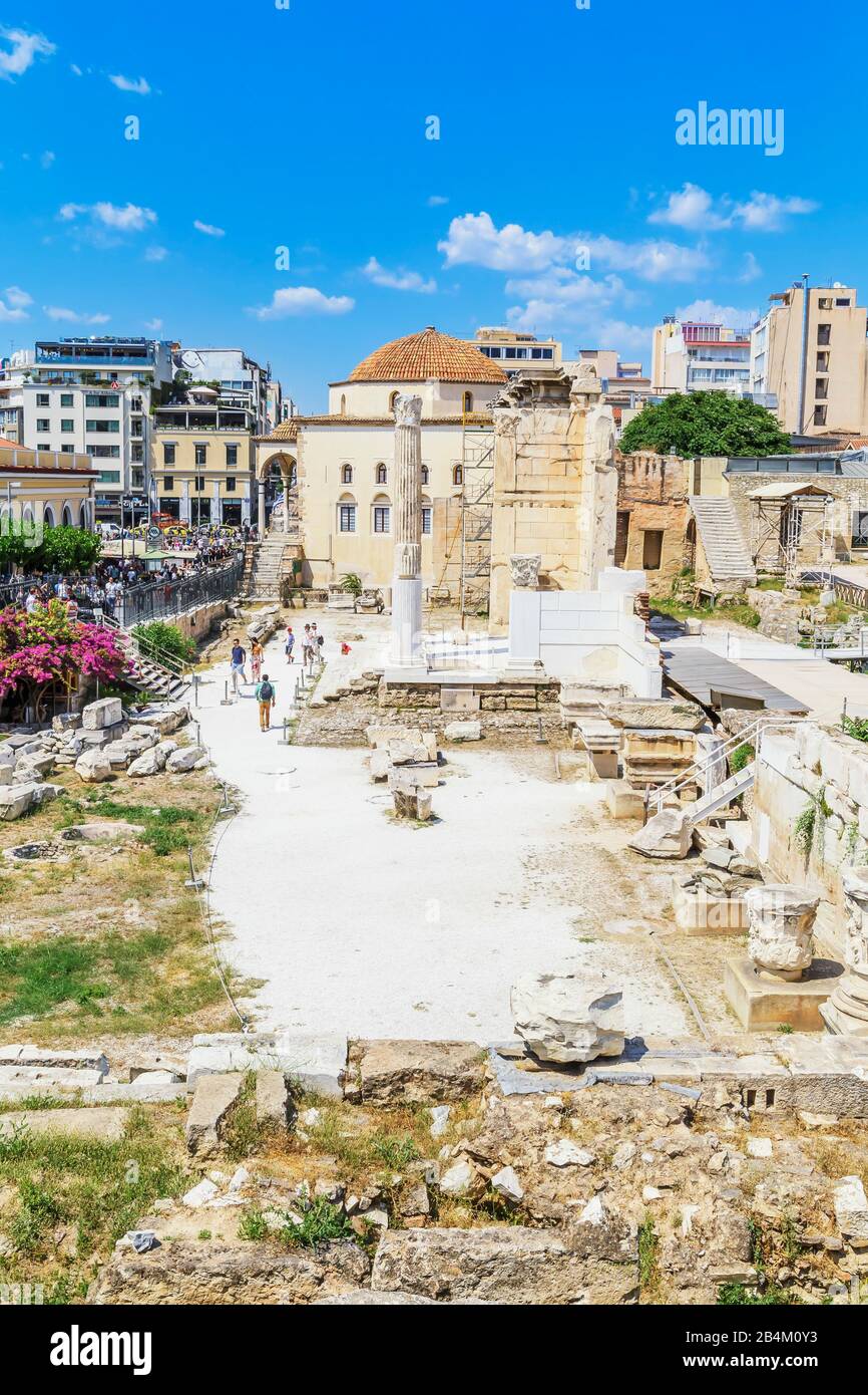Resti della Biblioteca Adriana e della vecchia moschea in piazza Monastiraki, Atene, Grecia, Europa, Foto Stock
