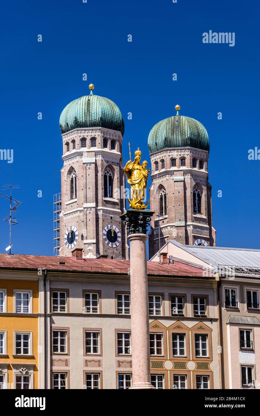 Deutschland, Bayern, Oberbayern, München, Marienplatz, Mariensäule Gegen Frauenkirche Foto Stock