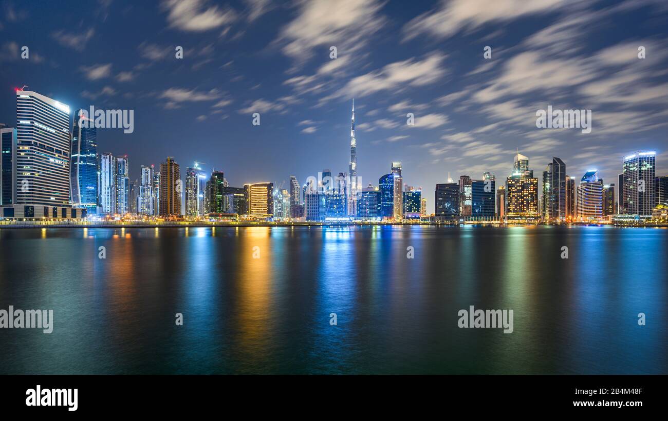 Notte skyline di Dubai, UAE con il Burj Khalifa Foto Stock