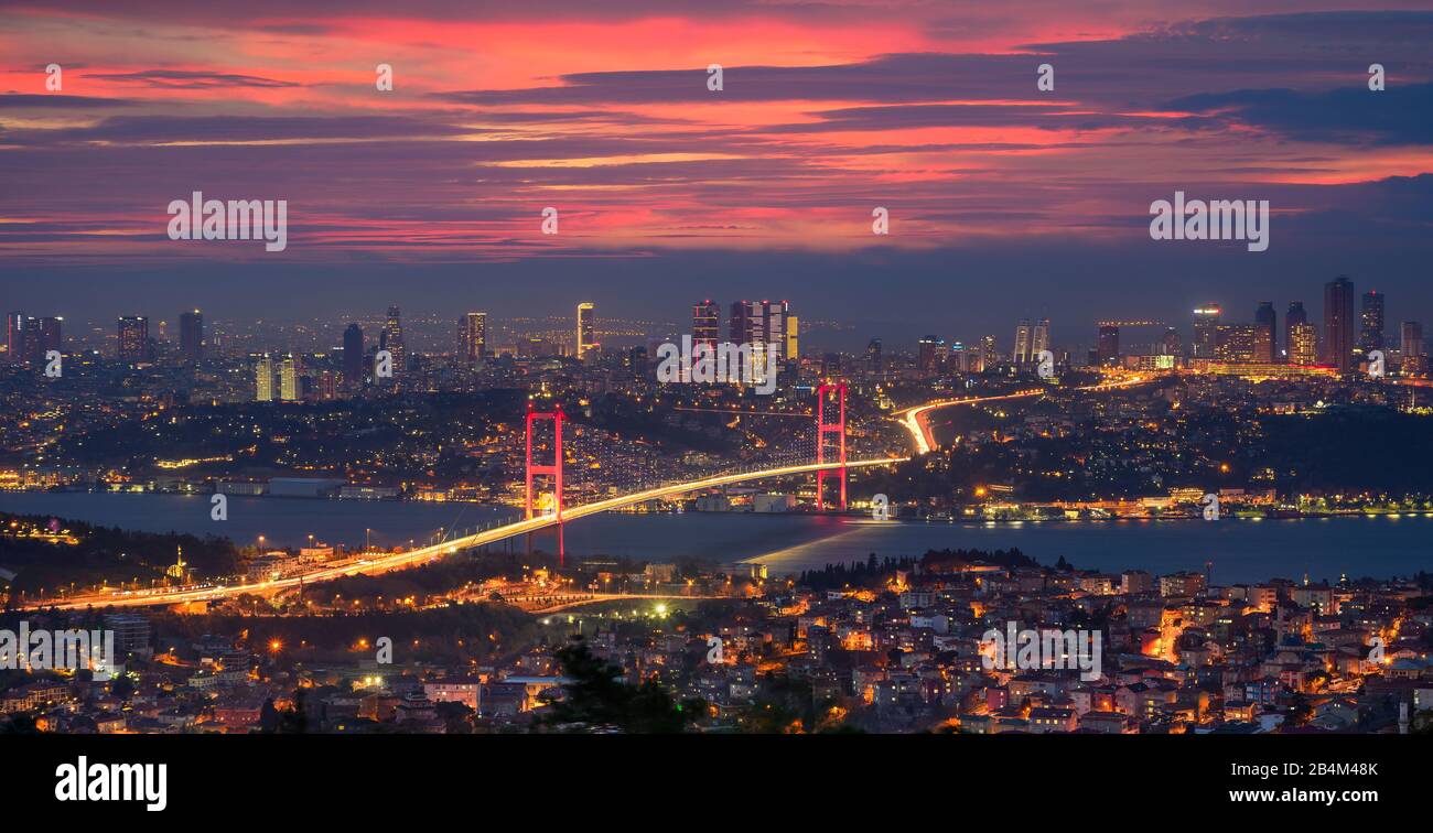 Panorama del ponte sul Bosforo a Istanbul, Turchia Foto Stock