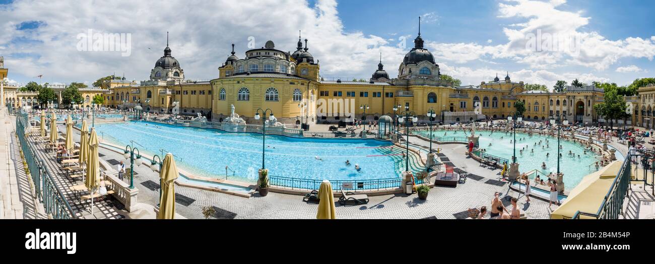 La piscina Lap e la piscina calda a Szechenyi: Un'immagine panoramica della piscina fredda e della piscina calda alle Terme Szechenyi. La gente streccizza nella piscina fresca o nel salotto e gioca a scacchi nel caldo. Foto Stock