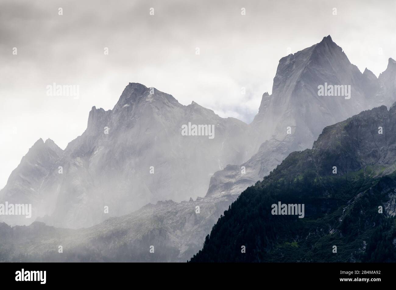 Svizzera, Graubünden, Bergell, Soglio, Piz Badile parete nord-est e Piz Cengalo nella nebbia due giorni prima della grande frana nell'agosto 2017 Foto Stock