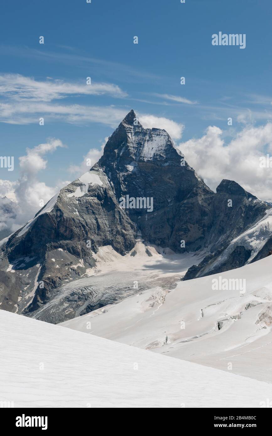 Svizzera, Vallese, Haute Route Chamonix Zermatt, ghiacciaio Stockji con Cervino - Zmuttgrat, West Face e Liongrat Foto Stock