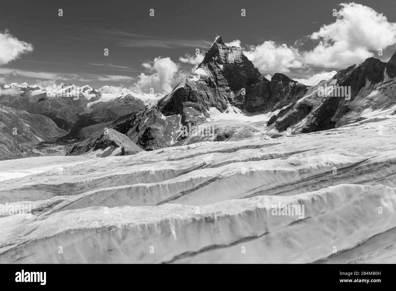 Svizzera, Vallese, Haute Route Chamonix Zermatt, crepacci sul ghiacciaio Stockji con Allalinhorn, Rimpfischhorn, Strahlhorn e Cervino - Zmuttgrat, West Face e Liongrat Foto Stock