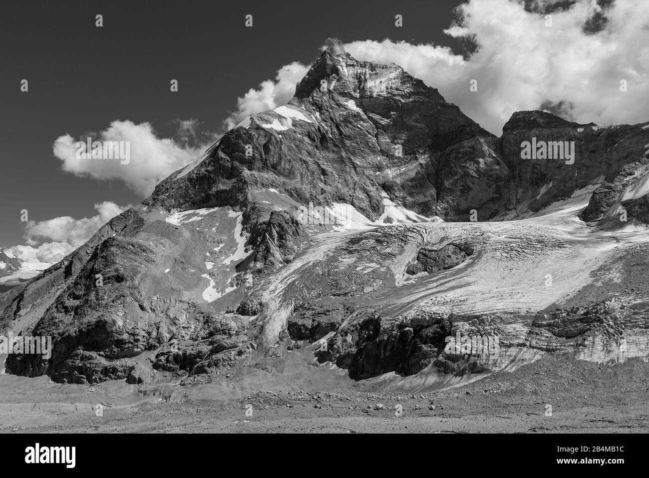 Svizzera, Vallese, Haute Route Chamonix Zermatt, Cervino da ovest con Zmuttgrat e Liongrat, di fronte al ghiacciaio Tiefmatten Foto Stock