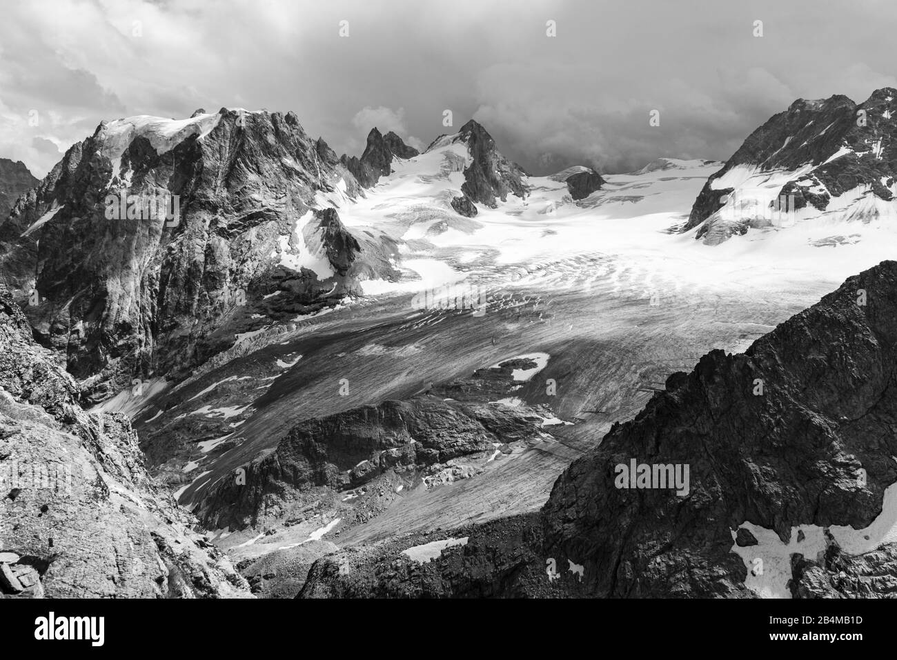 Schweiz, Wallis, Haute Route Chamonix Zermatt, Blick von der Berghütte Cabane des Vignettes auf Mont Collon und l'Eveque sowie Glacier du Mont Collon Foto Stock