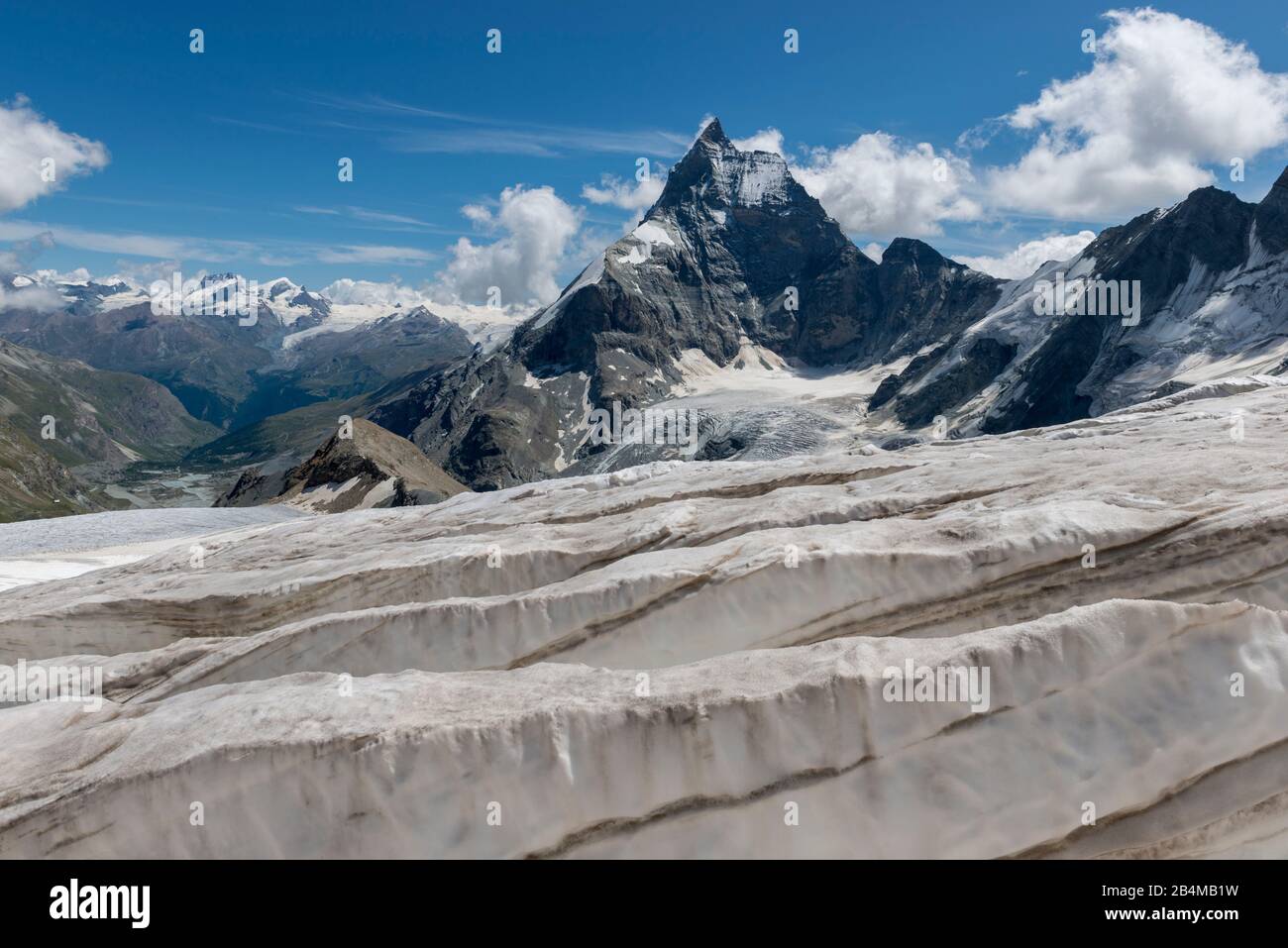 Svizzera, Vallese, Haute Route Chamonix Zermatt, crepacci sul ghiacciaio Stockji con Allalinhorn, Rimpfischhorn, Strahlhorn e Cervino - Zmuttgrat, West Face e Liongrat Foto Stock