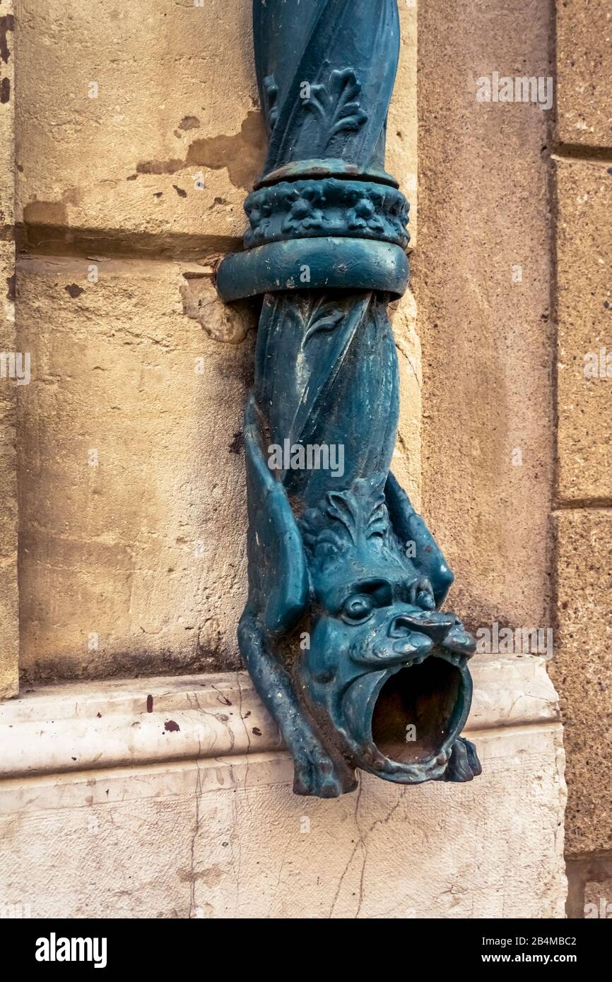 Vecchio tubo di scarico in ferro artisticamente progettato in Alignan du Vent. Intorno al villaggio. Foto Stock