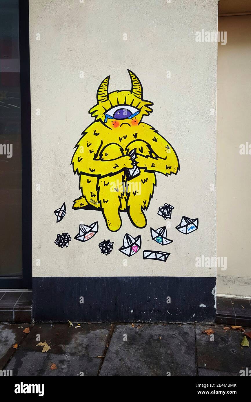 Tristi monster tinkers giallo uno-eyed barche di carta, Street art ad Amburgo Foto Stock