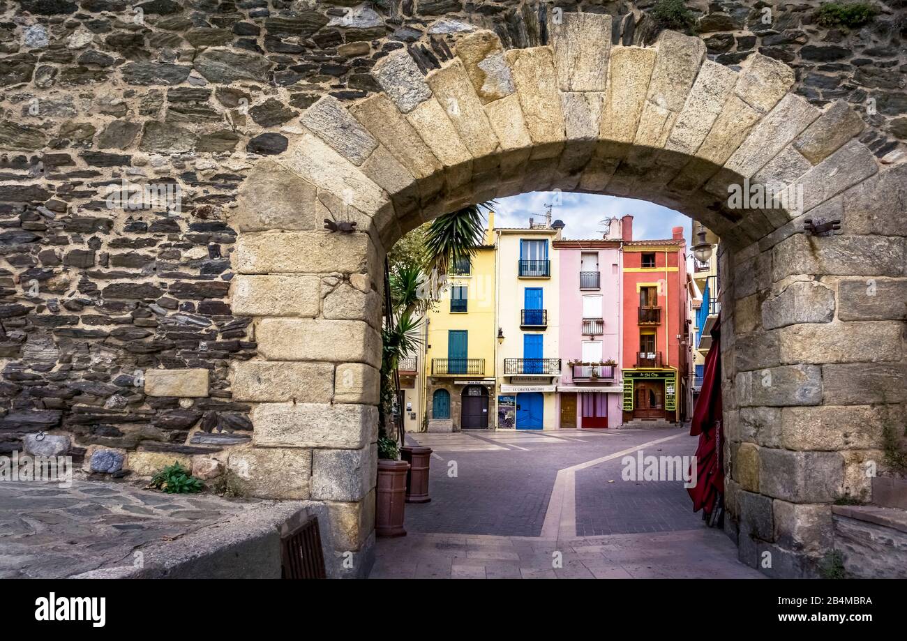 Steinbogen der Rue du Boramar a Collioure Foto Stock