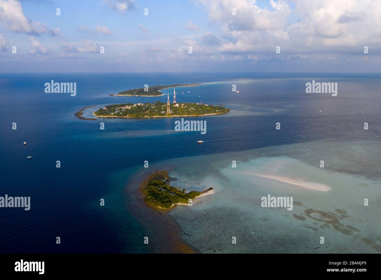 Isola abitata Rasdhoo und vacanza isola Kuramathi, Rasdhoo Atoll, Oceano Indiano, Maldive Foto Stock