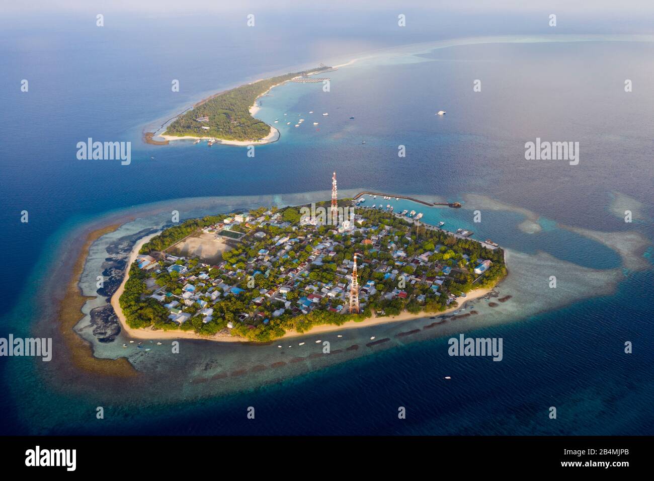 Isola abitata Rasdhoo und vacanza isola Kuramathi, Rasdhoo Atoll, Oceano Indiano, Maldive Foto Stock