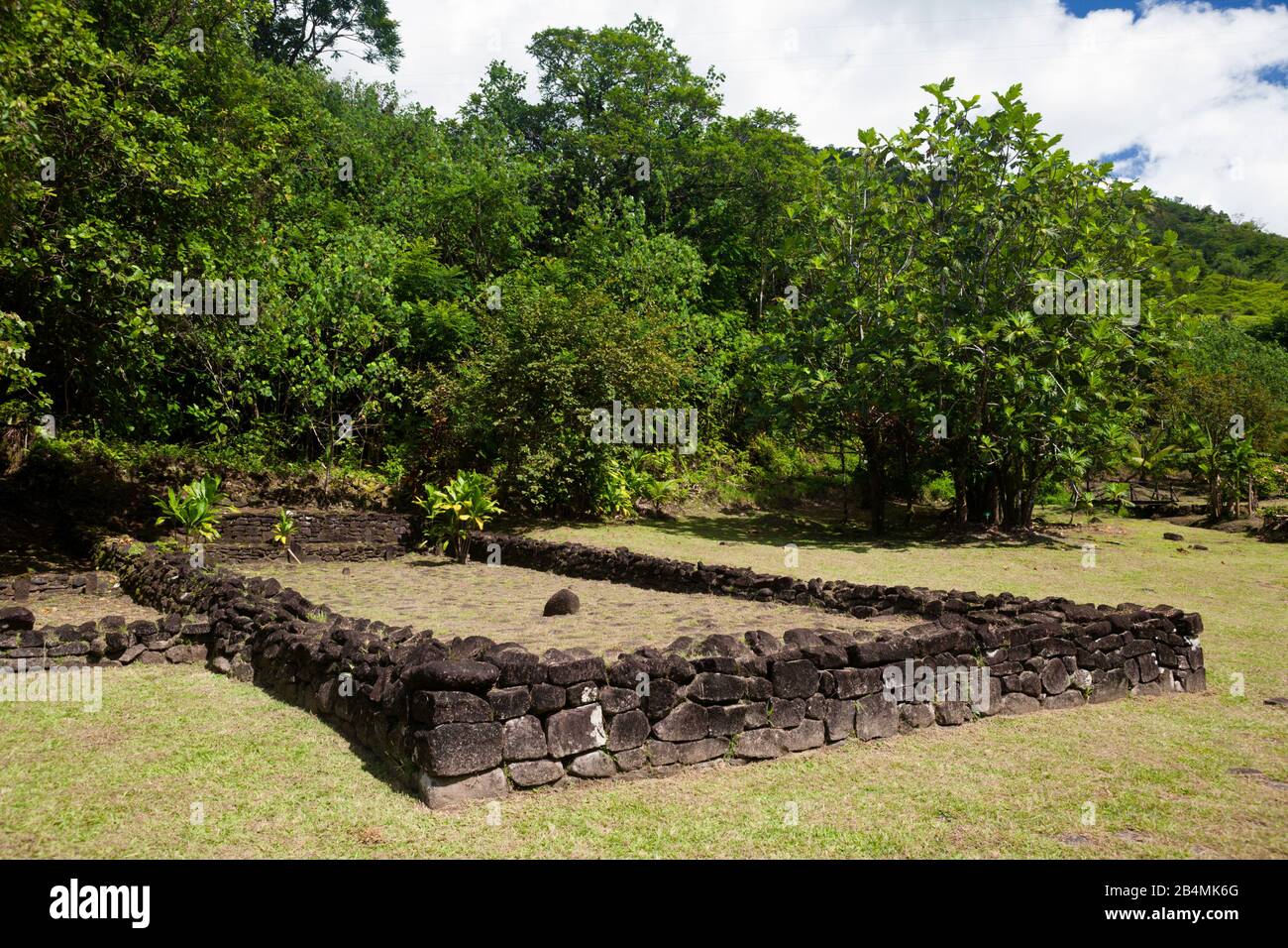 Resti del borgo antico Marae forma di tariffa, Tahiti, Tahiti, Polinesia Francese Foto Stock