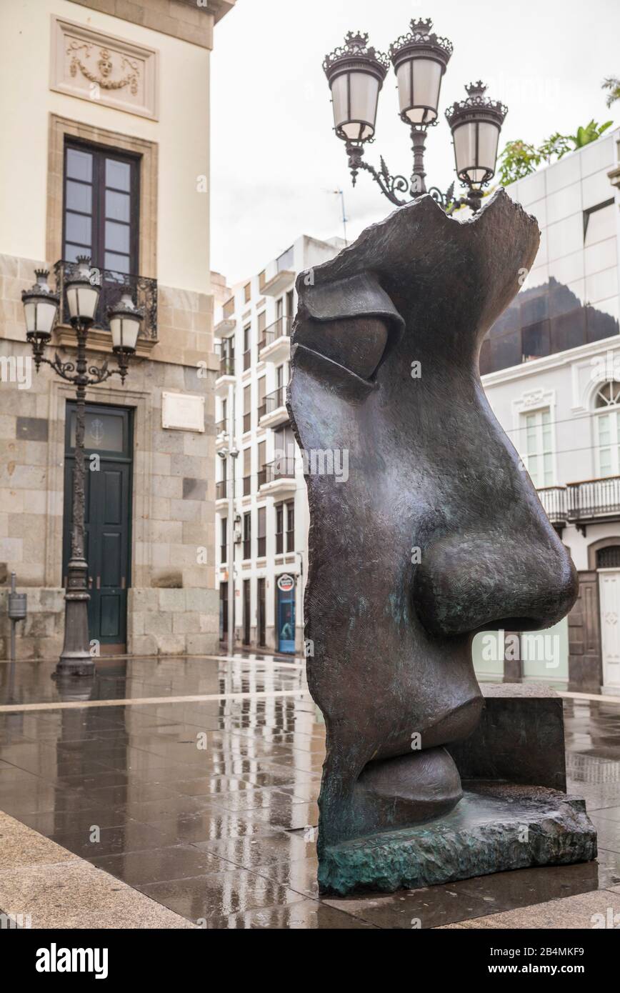 Spagna Isole Canarie Tenerife Island, Santa Cruz de Tenerife, Teatro Guimera il teatro e la scultura della maschera teatrale Foto Stock