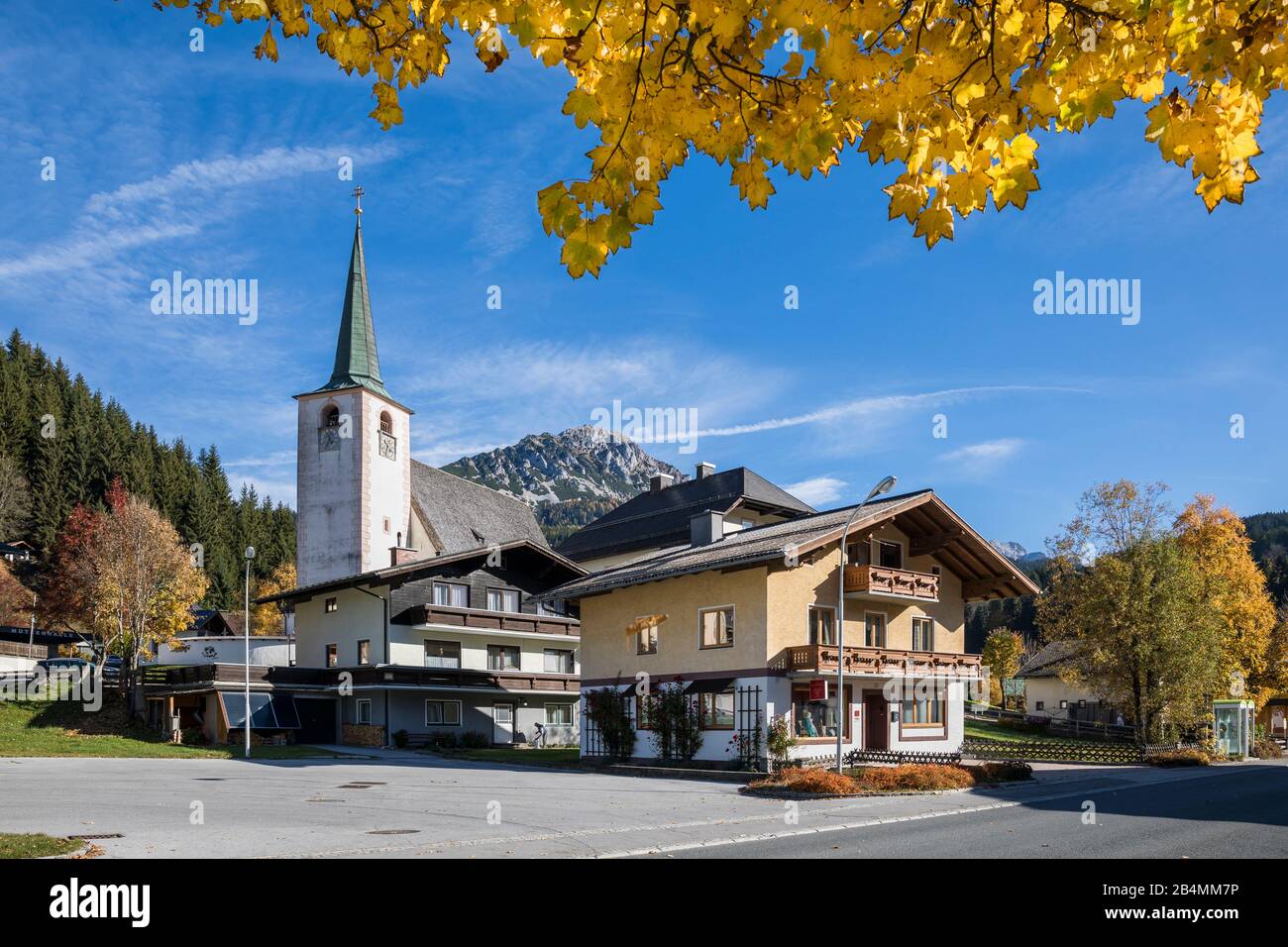 Filzmoos mit der Pfarr- und Wallfahrtskirche, Bezirk St. Johann im Pongau, Land Salzburg, Österreich, Oktober 2019 Foto Stock