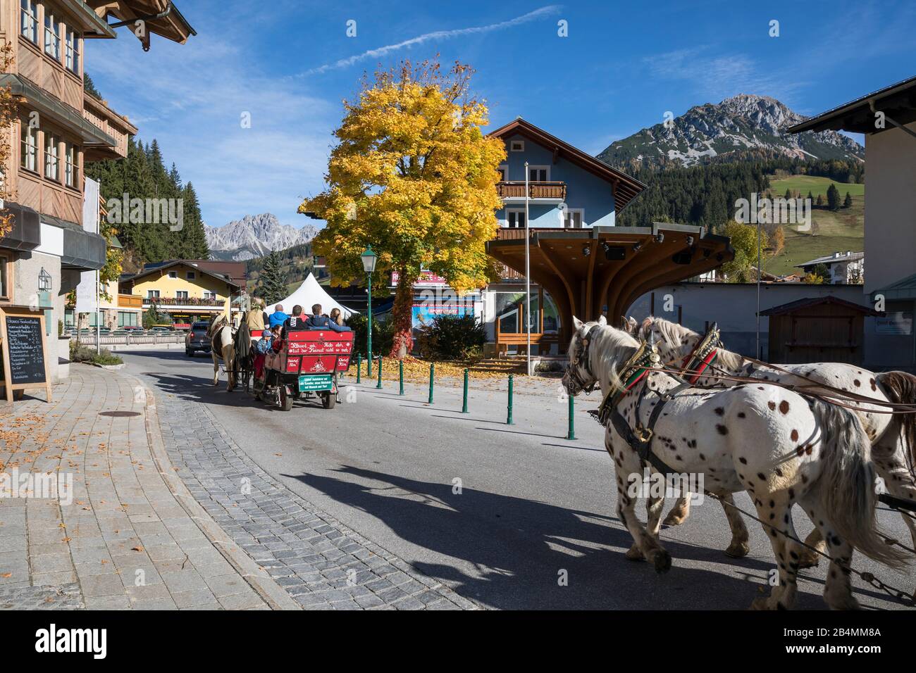 Kutschenfahrt A Filzmoos, Bezirk St. Johann Im Pongau, Land Salzburg, Österreich, Oktober 2019 Foto Stock