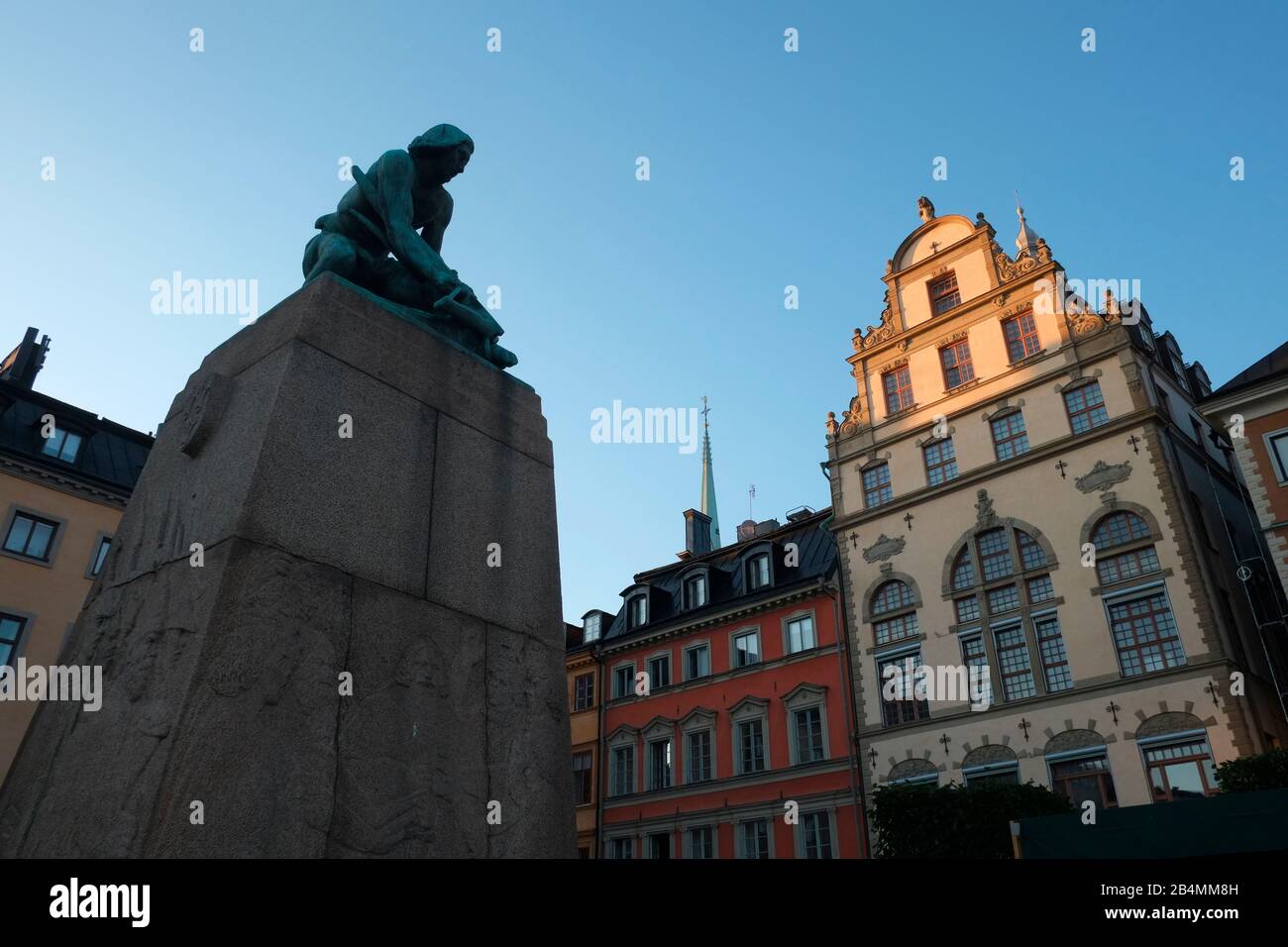 Statua di un uomo con una balestra, Gamla Stan a Stoccolma, Svezia Foto Stock