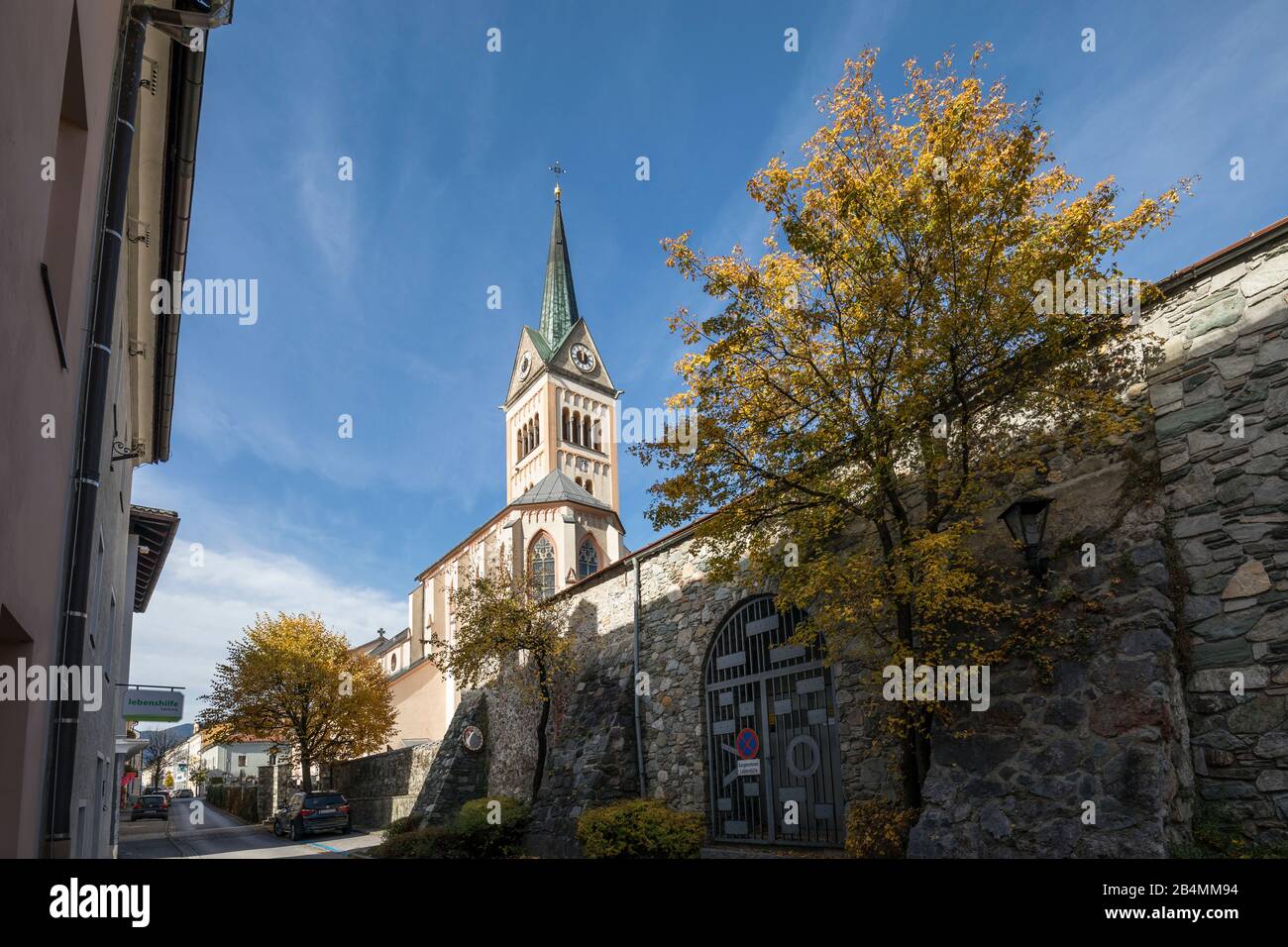 Die Katholische Pfarrkirche Mariä Himmelfahrt, Radstadt, Pongau, Land Salzburg, Österreich, Oktober 2019 Foto Stock