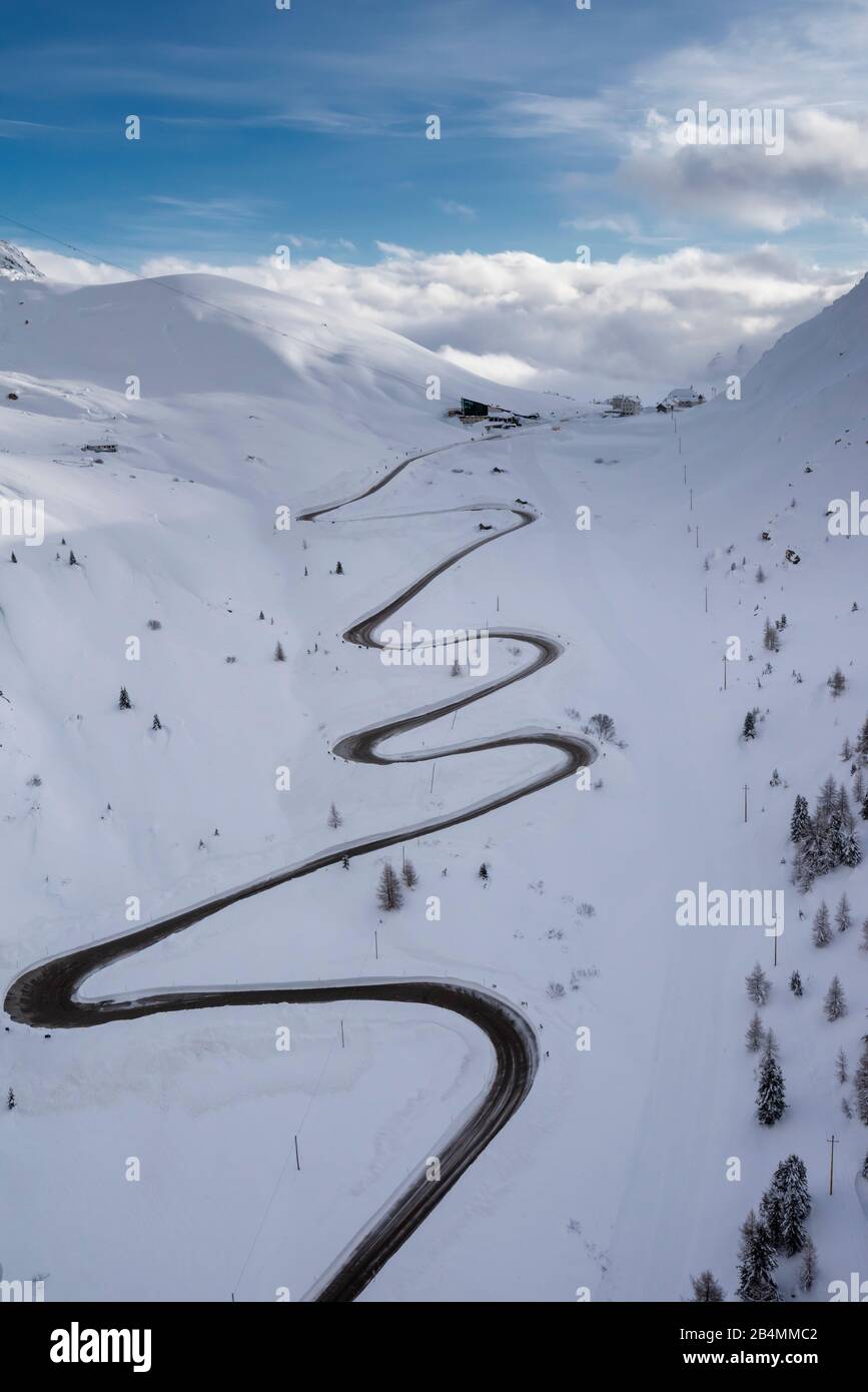 Pordoipass, Provinz Trient, Trentino, Italien, Europa. Luftbildaufnahme der Serpentinen zum Pordoijoch Foto Stock