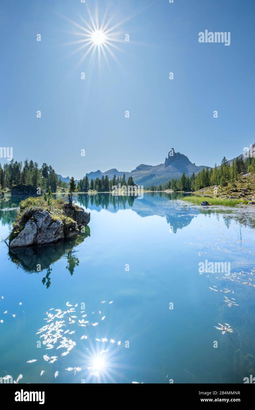 Cortina D'Ampezzo, Provinz Belluno, Veneto, Italien, Europa. Der Federasee mit dem Becco di Mezzodi Foto Stock