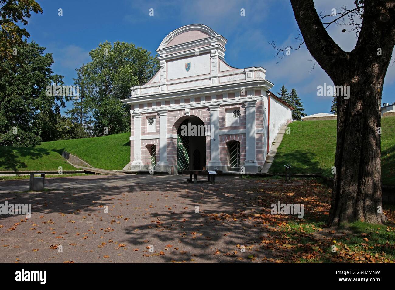 Stati baltici, Estonia, Pärnu, porta di Tallinn, costruito 1675-86, in stile barocco, l'unica porta rimasta dei bastioni svedesi del 17th secolo, che sono stati livellati nel 19th secolo e sostituito da un parco. Foto Stock