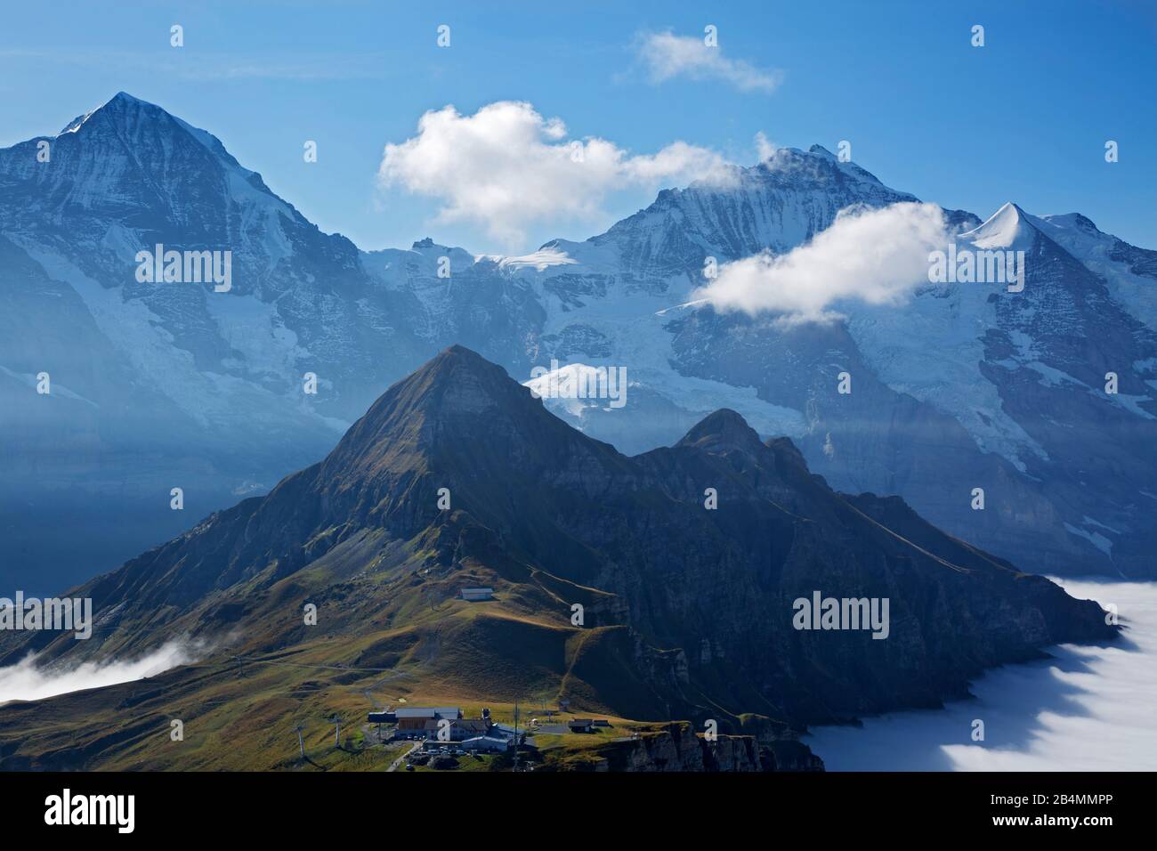 Vista da Maennlichen su Tschuggen e Lauberhorn alle cime del Moench e della Jungfrau. Foto Stock
