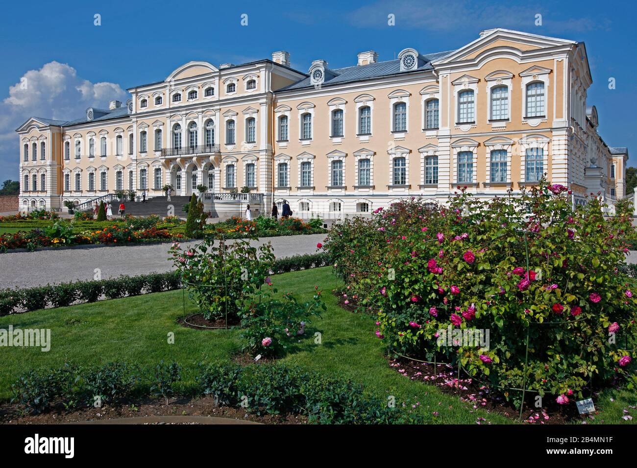 Stati baltici, Lettonia, Castello di Rundale nei pressi di Bauska (65 km a sud di riga), costruito 1735-1740 da Bartolomeo Rastrelli per conto di Ernst Johann von Biron, parco del castello Foto Stock