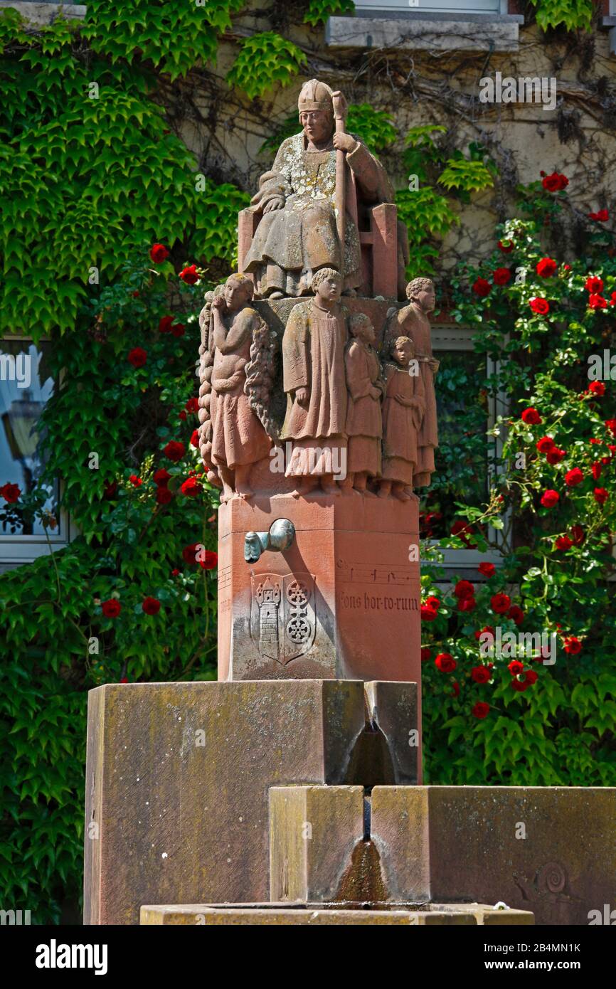 Germania, Assia, Rheingau, Kiedrich, fontana del mercato, alla parete del cortile della chiesa la più antica fontana del mercato nel Rheingau dal 1541. Con lo stemma di Kiedrich e lo stemma dei sovrani di Magonza, Elector e il Cardinale Albrecht di Brandeburgo. Foto Stock