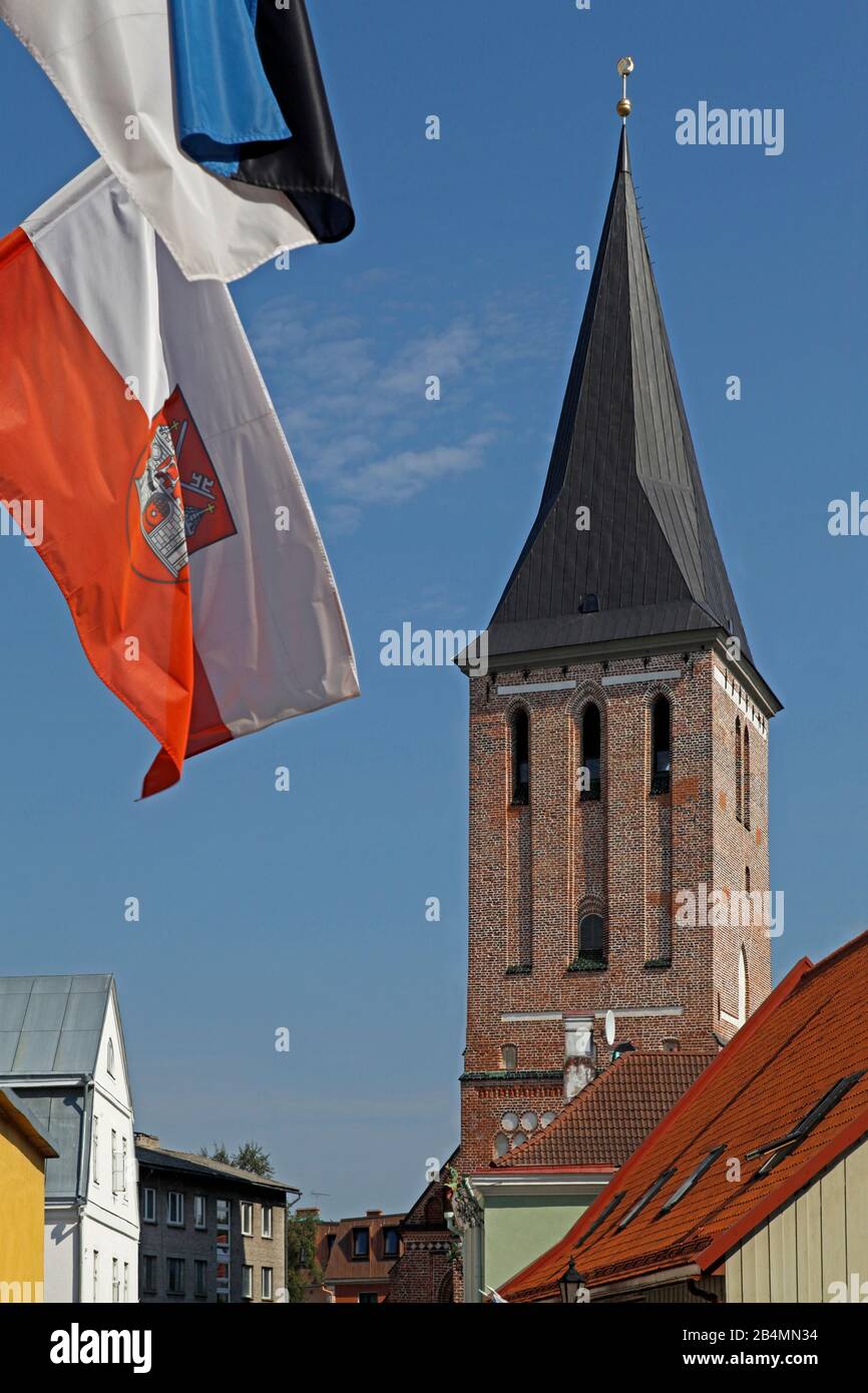 Torre della Chiesa di San Giovanni, bandiere di Tartu ed Estonia (blu, nero, bianco), Tartu, Estonia, Stati baltici Foto Stock