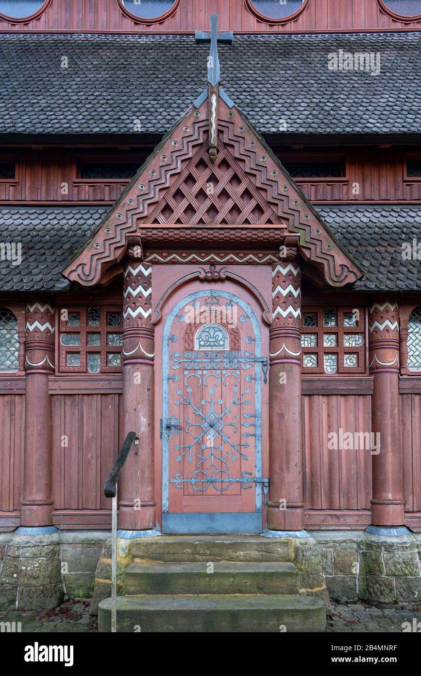 Germania, Bassa Sassonia, Harz, Goslar, ingresso alla chiesa di Sant'Adolf ad Hahnenklee, costruita tra il 1907 e il 1908, modellata sulla chiesa di Borgund in Norvegia. Foto Stock
