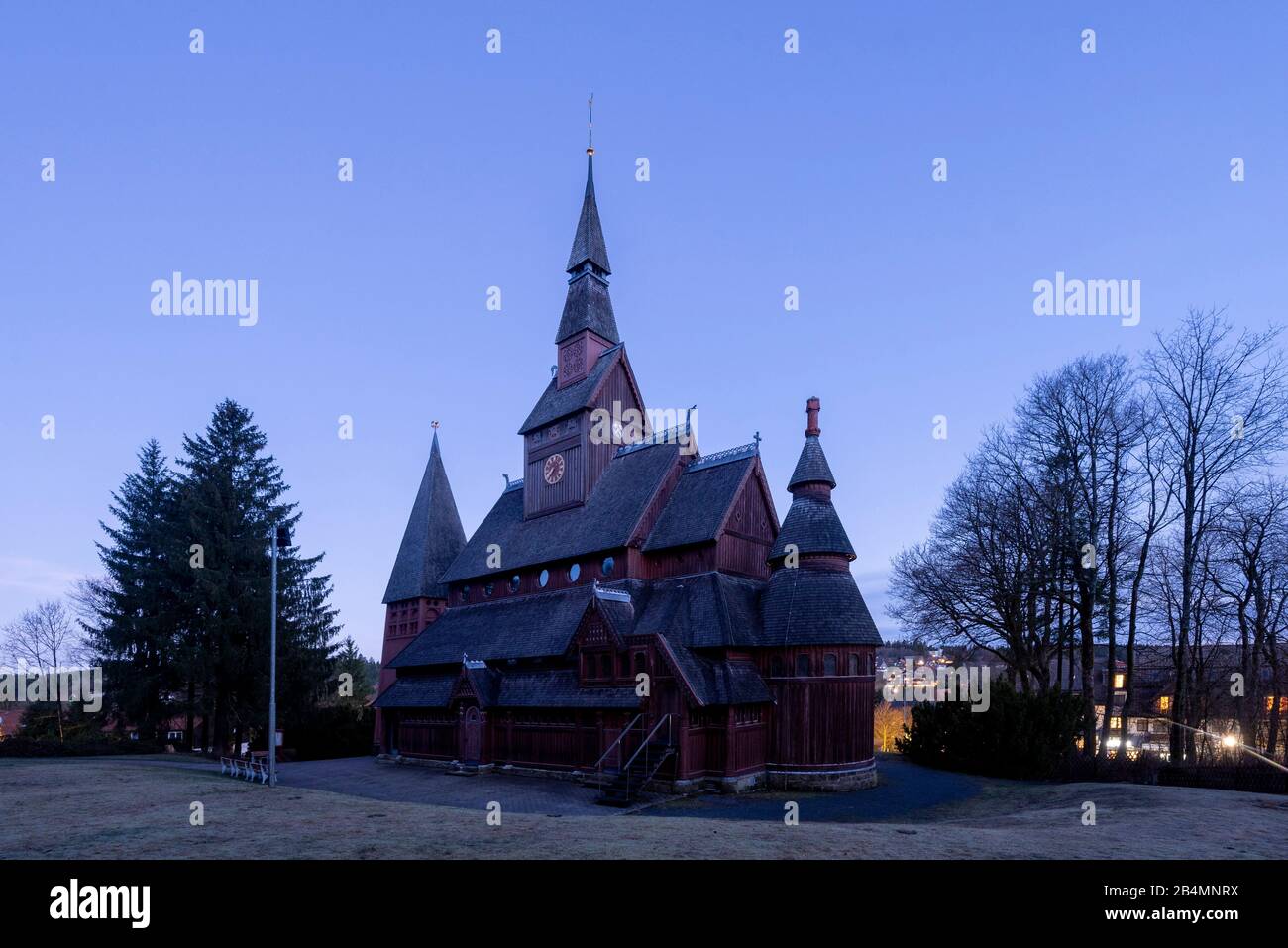 Germania, Bassa Sassonia, Harz, Goslar, Chiesa di Gustav Adolf Stave a Hahnenklee, costruita tra il 1907 e il 1908, modellata sulla chiesa di nave di Borgund in Norvegia. Foto Stock