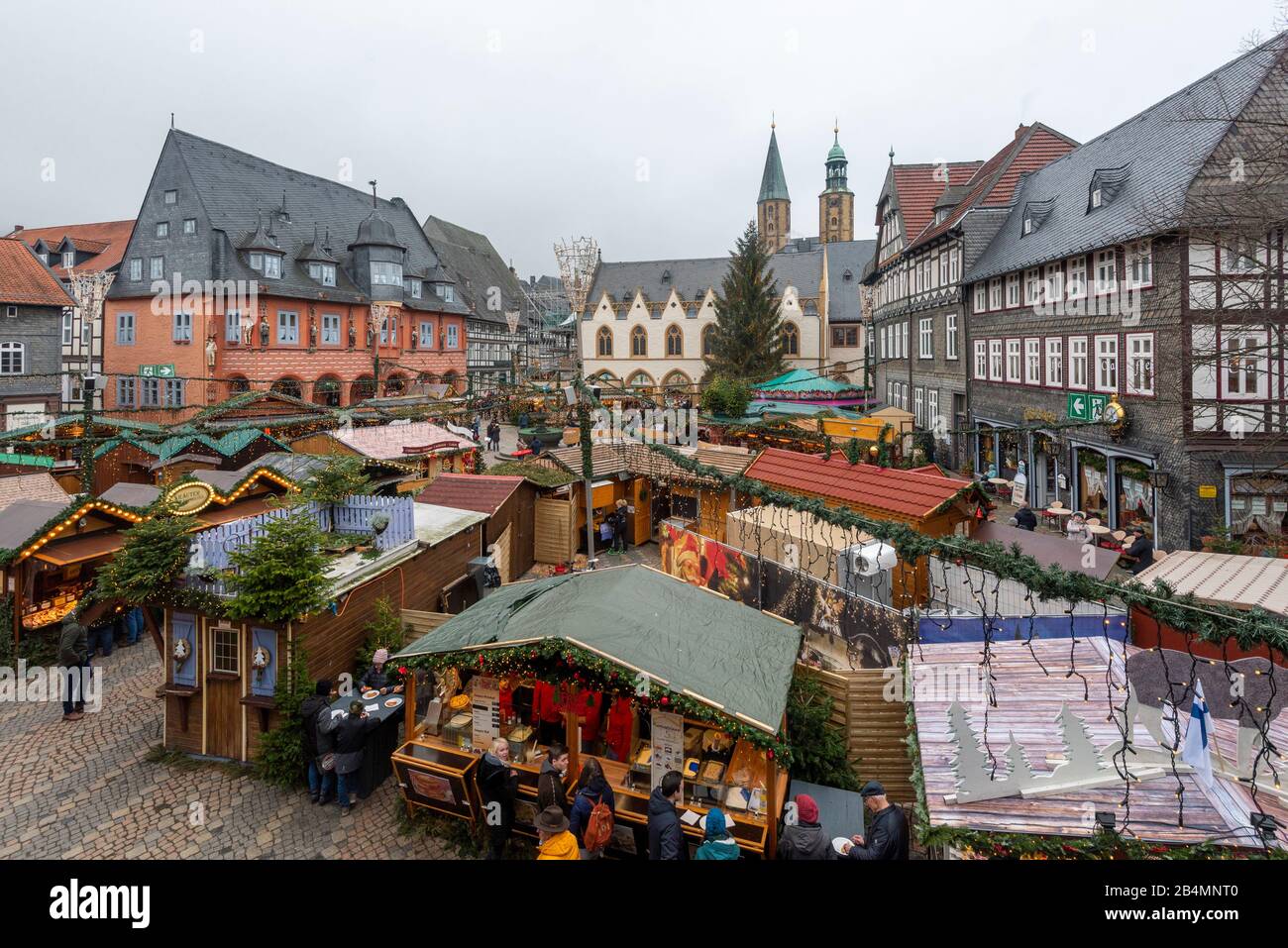 Germania, Bassa Sassonia, Harz, Goslar, vista da una finestra sul tradizionale mercato di Natale a Goslar. Foto Stock