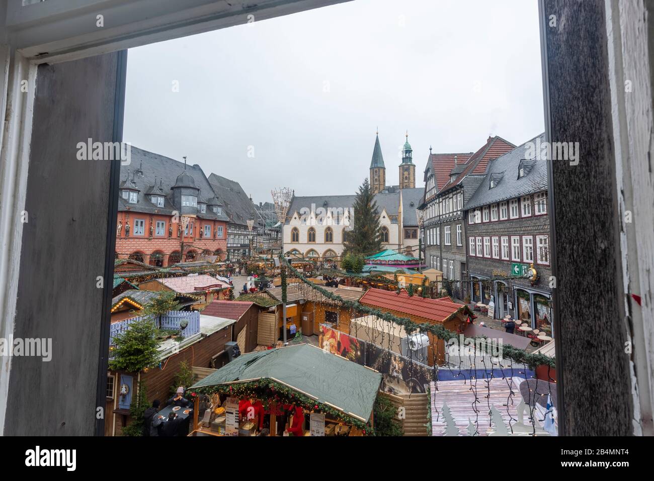 Germania, Bassa Sassonia, Harz, Goslar, vista da una finestra sul tradizionale mercato di Natale a Goslar. Foto Stock