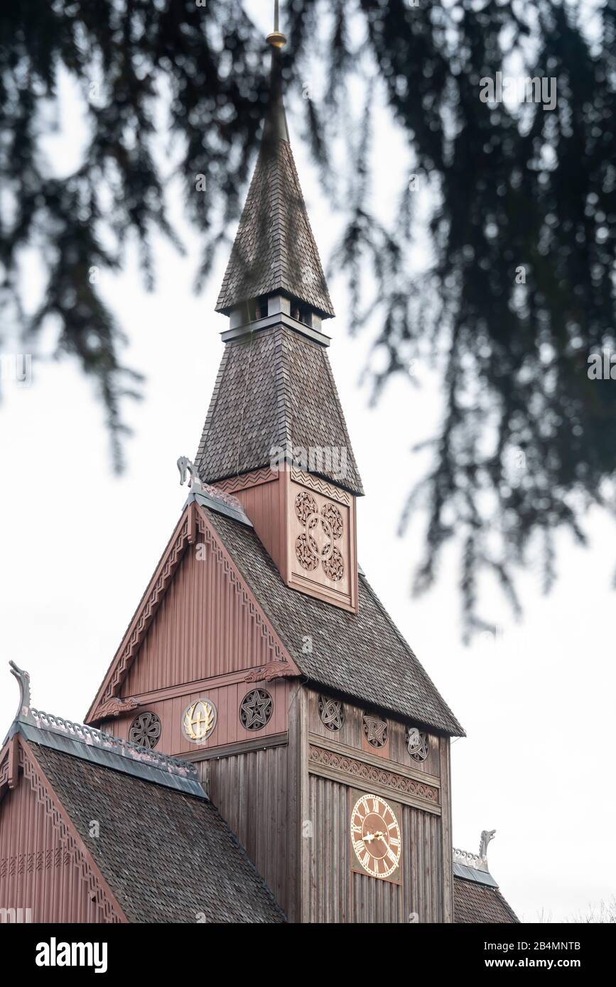 Germania, Bassa Sassonia, Harz, Goslar, torre della chiesa di Sant'Adolf ad Hahnenklee, costruita tra il 1907 e il 1908, modellata sulla chiesa a doga di Borgund in Norvegia. Foto Stock
