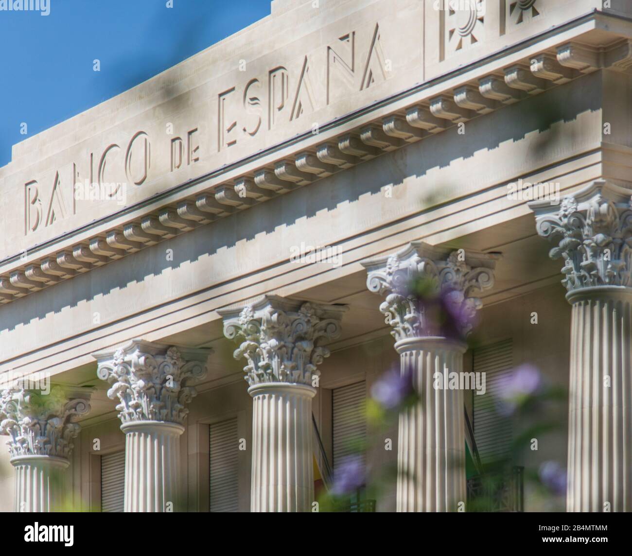 Un giorno a Malaga; impressioni da questa città in Andalusia, Spagna. Una succursale del Banco de Espana a Malaga, dall'architetto José Yarnoz Larrosa Foto Stock