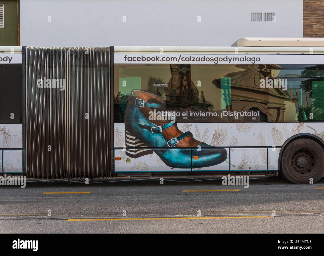 Un giorno a Malaga; impressioni da questa città in Andalusia, Spagna. Autobus pubblico con pubblicità per un marchio di scarpe Foto Stock