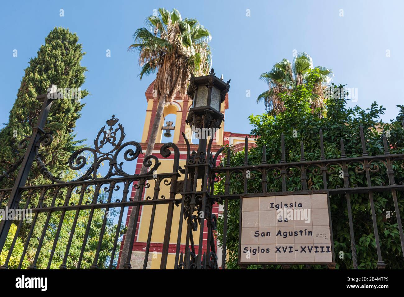 Un giorno a Malaga; impressioni da questa città in Andalusia, Spagna. Iglesias de San Agustín del 17th secolo. Chiesa, scuola e quartiere dei monaci, proprio accanto al Museo Picasso. Foto Stock