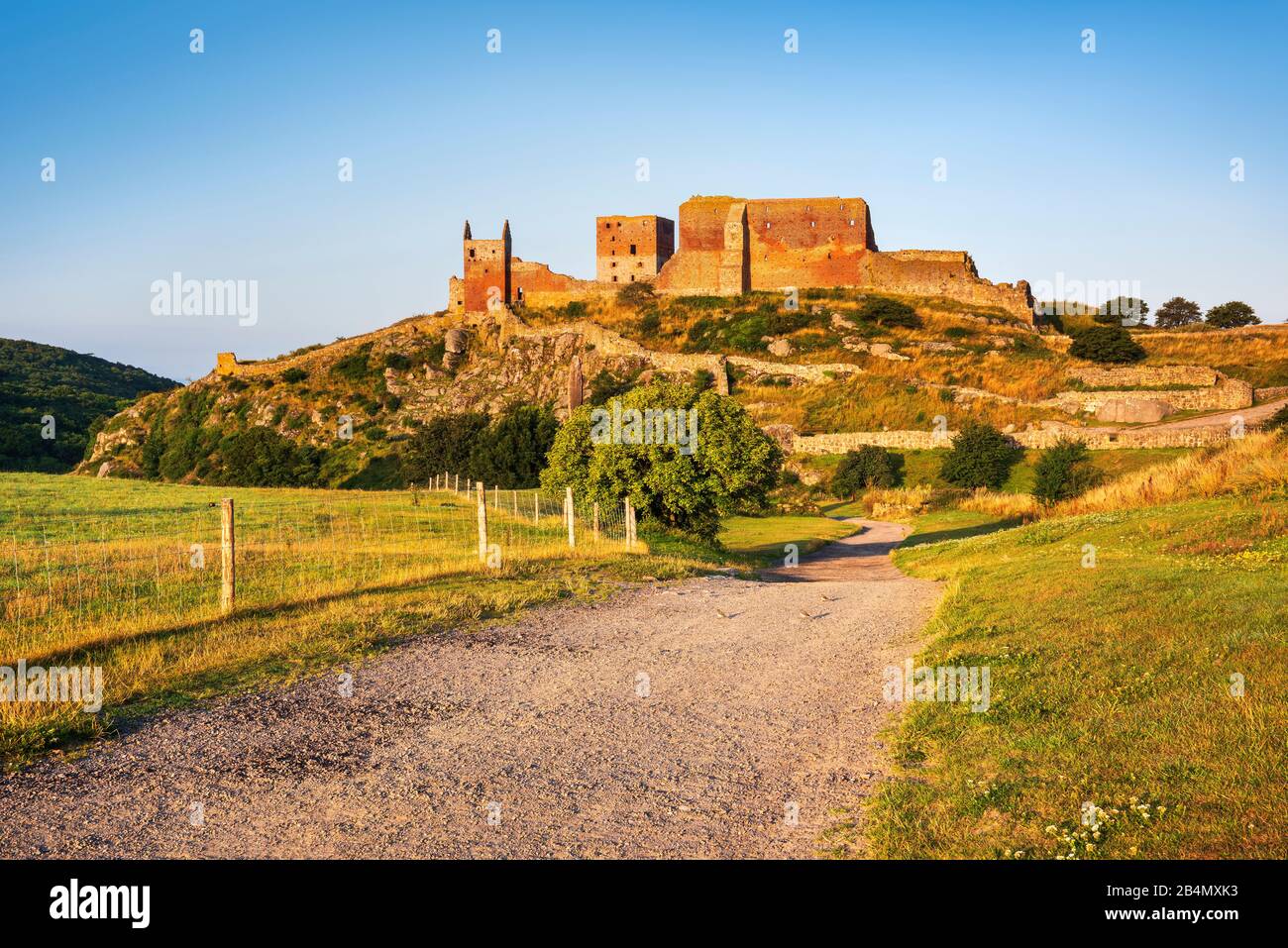 Danimarca, Bornholm, Allinge-Sandvig, rovine del castello di Hammershus alla luce del mattino Foto Stock