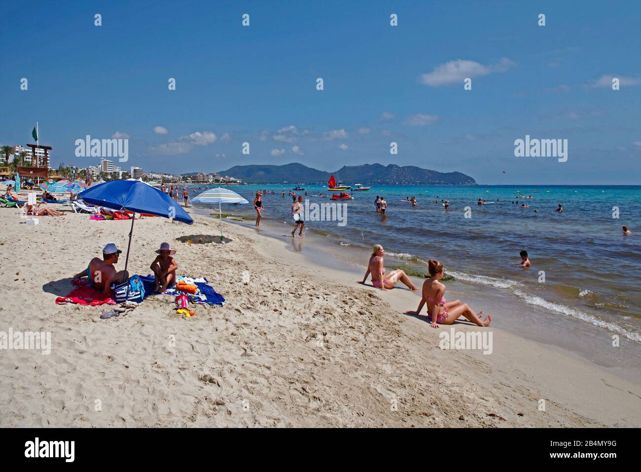 Cala Millor, spiaggia, Beach goers prendere il sole, Maiorca, Isole Baleari, Spagna Foto Stock