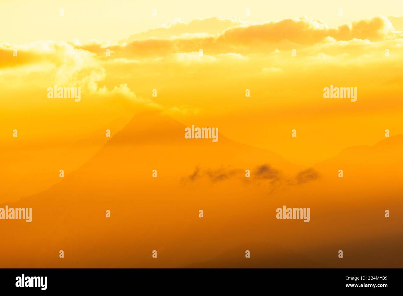 L'Arnspitze vicino a Scharnitz in un tramonto d'oro, fotografato dalla catena Hinterau-Vomper. Foto Stock