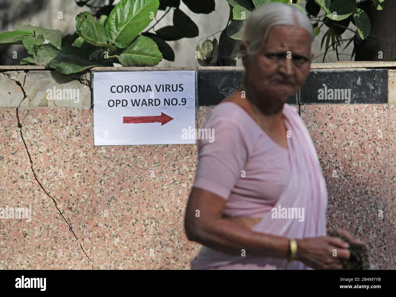 Mumbai, India. 06th Mar, 2020. Una donna si muove intorno ai locali dell'ospedale di Kasturba a Mumbai. Un reparto di isolamento speciale è stato installato all'ospedale di Kasturba per il trattamento del virus corona (COVID-19) pazienti. Credit: Sopa Images Limited/Alamy Live News Foto Stock