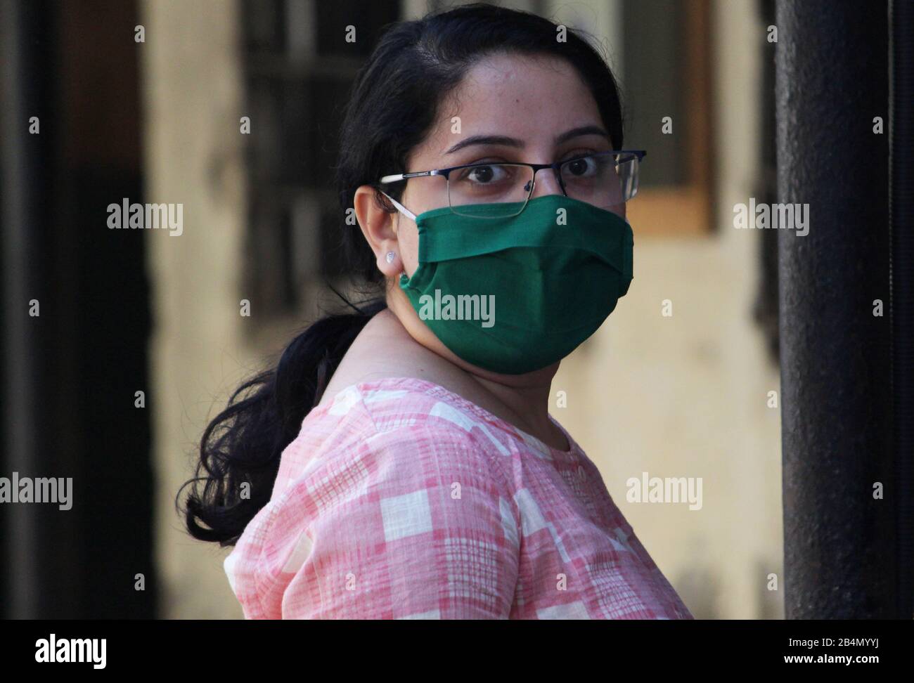Mumbai, India. 06th Mar, 2020. Una donna che indossa una maschera facciale come precauzione contro lo scoppio di Coronavirus cammina presso l'ospedale Kasturba. Un reparto di isolamento speciale è stato installato presso l'ospedale Kasturba per il trattamento del virus corona (COVID-19) pazienti. Credit: Sopa Images Limited/Alamy Live News Foto Stock