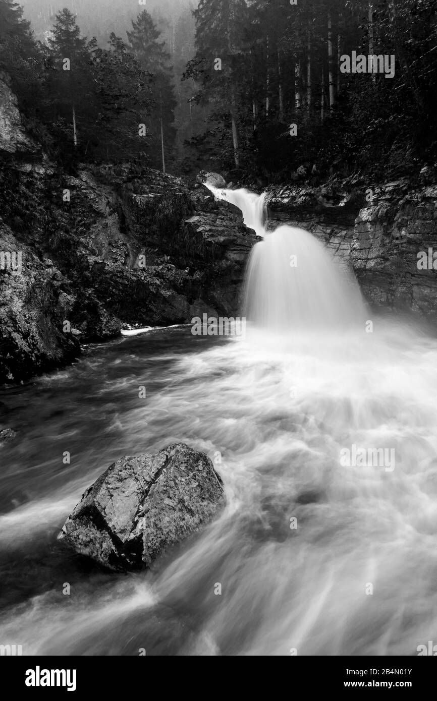 Una delle cascate più basse del Kuhflucht nelle Prealpi Bavaresi delle Ester Mountains. Foto Stock