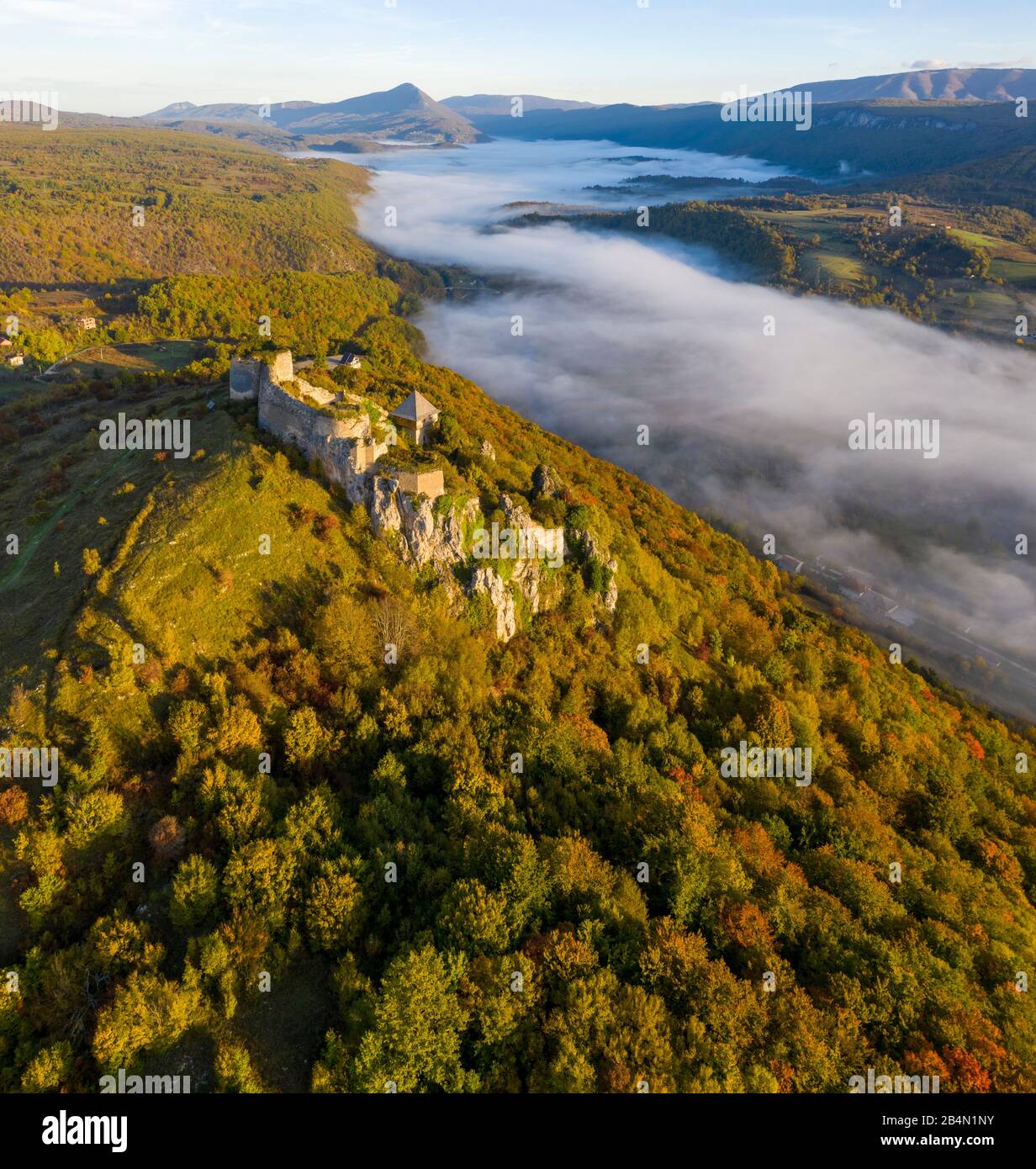 Castello di Ostrovica sopra Kulen Vakuf (coperto da nebbia) in Bosnia-Erzegovina Foto Stock