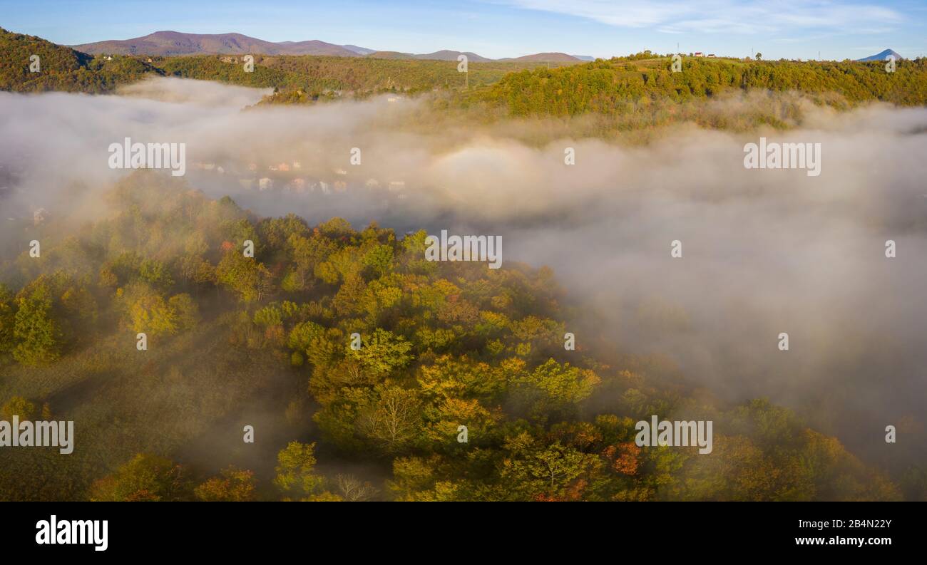 Piccolo insediamento nei pressi di Kulen Vakuf in Bosnia Erzegovina Foto Stock