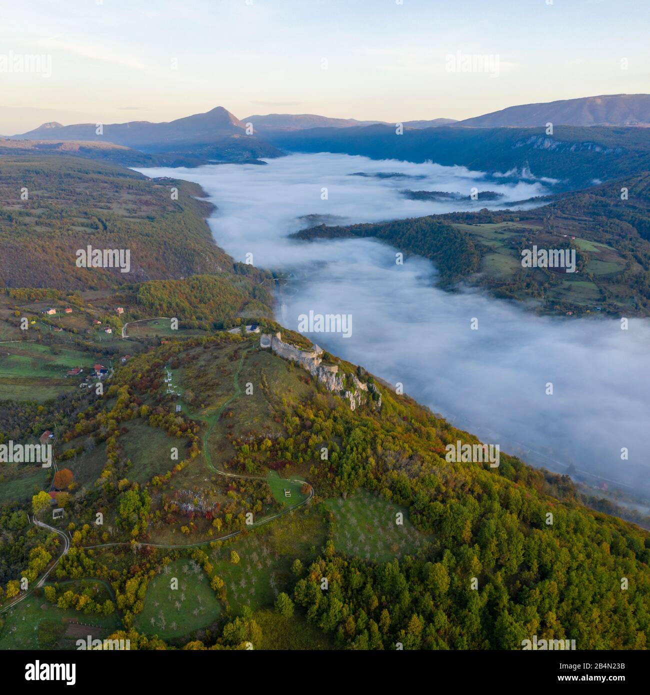 Castello di Ostrovica sopra Kulen Vakuf (coperto da nebbia) in Bosnia-Erzegovina Foto Stock