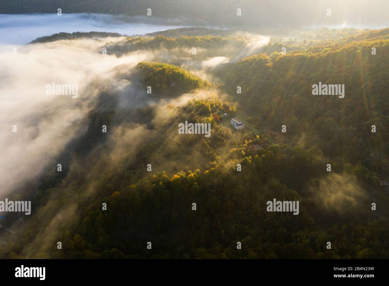 Piccolo insediamento nei pressi di Kulen Vakuf in Bosnia Erzegovina Foto Stock