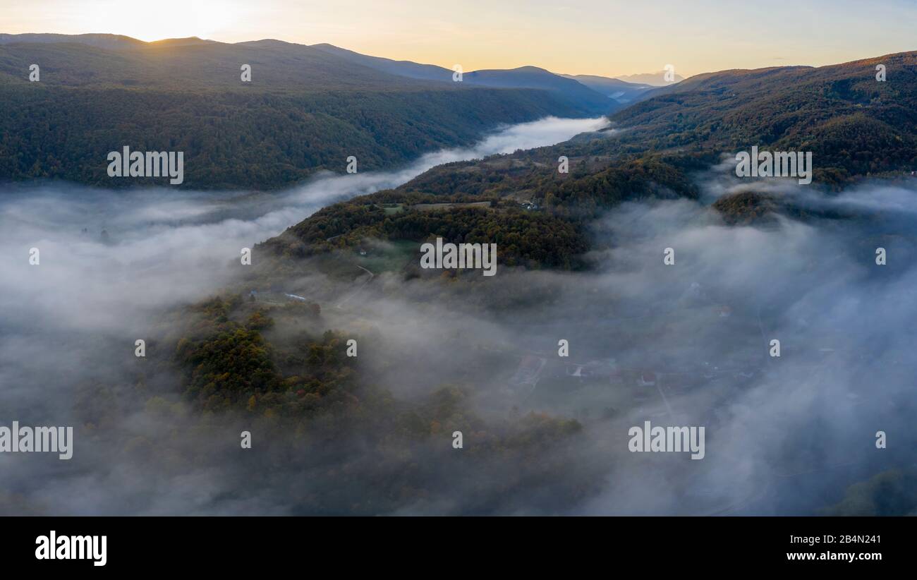 Castello di Ostrovica sopra Kulen Vakuf (coperto da nebbia) in Bosnia-Erzegovina Foto Stock