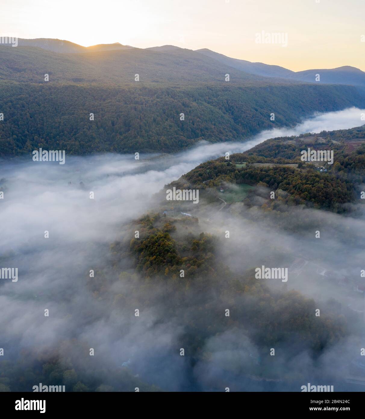 Castello di Ostrovica sopra Kulen Vakuf (coperto da nebbia) in Bosnia-Erzegovina Foto Stock