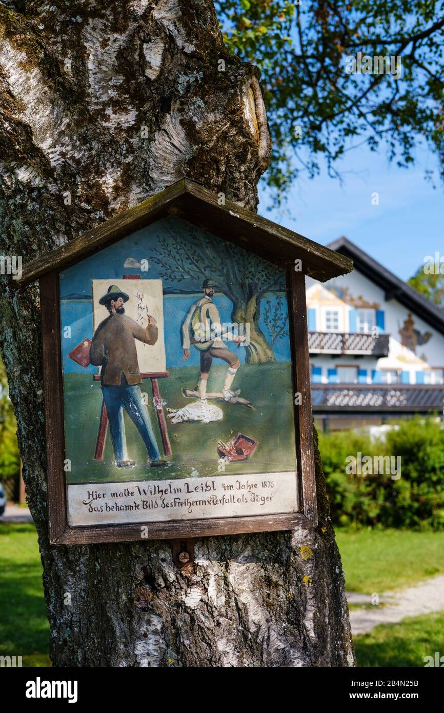Immagine raffigurante il pittore Wilhelm Leibl, dietro di esso la sua ex casa, Schondorf am Ammersee, Fünfseenland, alta Baviera, Baviera, Germania Foto Stock